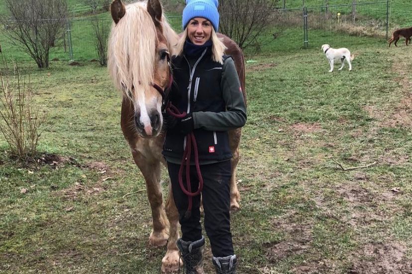 Elly ist eine 9-jährige, liebe Haflinger-Stute. Hier mit Tati, der Gründerin des Hofes. Haflinger-Stute Elly mit Tati